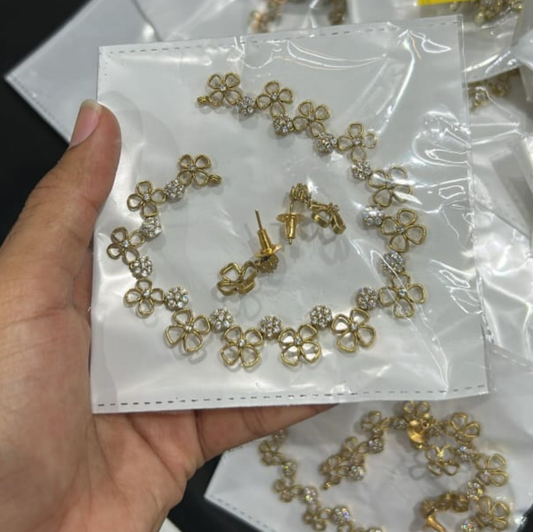 Simple minimal neckpiece with flowers