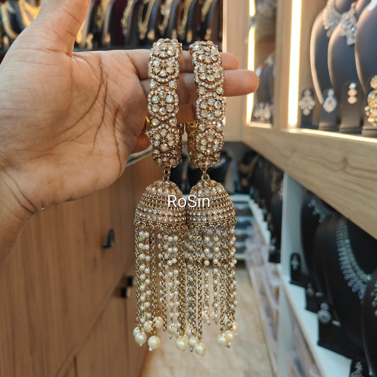Noor jhumka hanging (2 bangles)