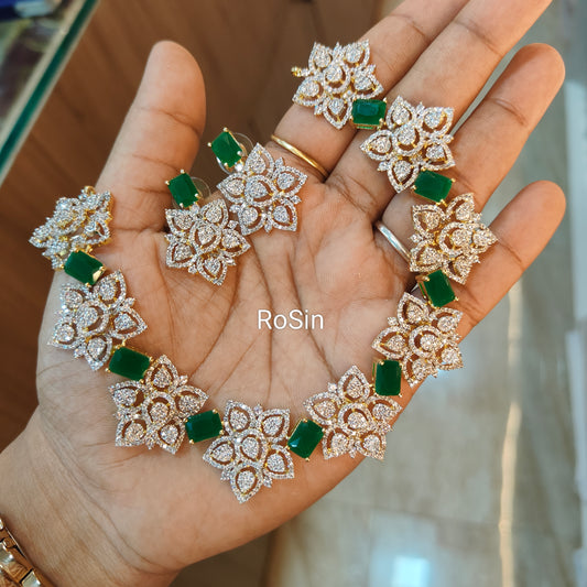 Ad stone flower with emerald necklace