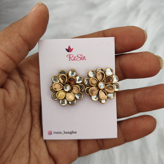 Golden flower stud